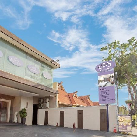 Life Emerald Hotel Surabaya Exterior foto
