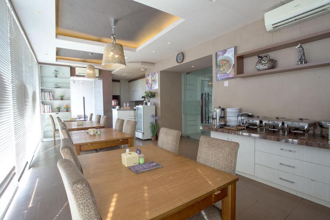Life Emerald Hotel Surabaya Exterior foto